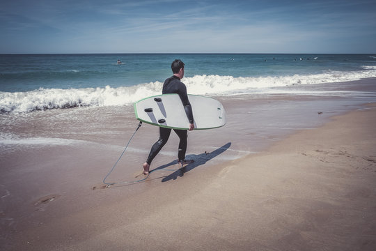 surfero con su tabal de surf