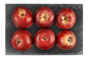 Rote Äpfel auf Steinplatte