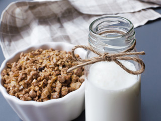greek yoghurt drink with granola