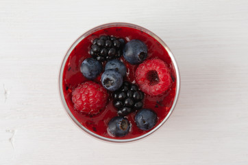 Beerensmoothie und ganze Beeren