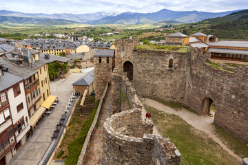 Fototapeta na wymiar Vista de la ciudad de Ponferrada desde el castillo templario
