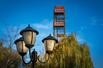 Das original Riesenrad in Wien vor blauem Himmel