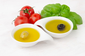 Olivenöl, Basilikum und Tomaten