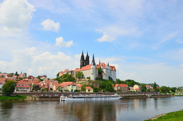 Obraz premium Medieval Albrechtsburg castle overlooking the Elbe river in Meissen, Germany