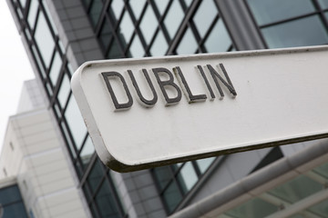 Obraz premium Dublin Signpost with Building