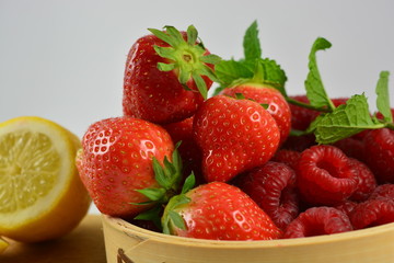 Fototapeta na wymiar Strawberry and raspberry