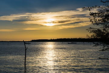 hermoso amanecer en la isla colores del atardecer sobre el mar