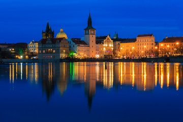 Prag an der Moldau mit Karlsbr&uuml;cke und Dom in Tschechin zur Blauen Stunde