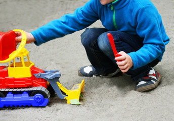 Obraz premium The child's play with sand.