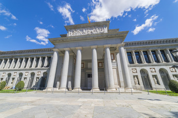 Fototapeta premium MADRID, SPAIN - MAY 15, 2018: Entrance of El Prado museum with a Statue of Velazquez