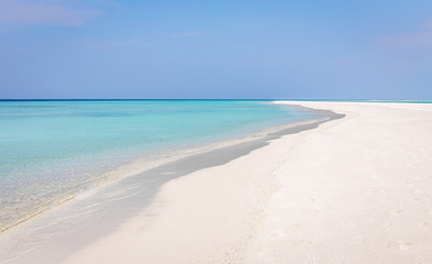 Fototapeta na wymiar Sand dune and turquoise ocean in Maldives