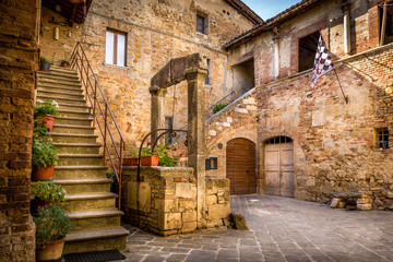 Fototapeta na wymiar Antique well in Tuscany