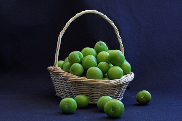 Sepet içerisinde yeşil erikler