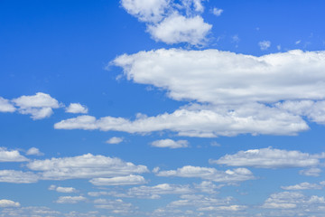 Obraz na płótnie Canvas White fluffy clouds in a deep blue sky