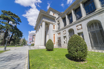 Obraz premium MADRID, SPAIN - MAY 15, 2018: Entrance of El Prado museum with a Statue of Velazquez
