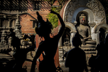 Fototapeta na wymiar siluetas de figuras en katmandu nepal