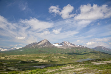 Naklejka premium Kładka nad rzeką Robson z widokiem na Mount Robson, BC