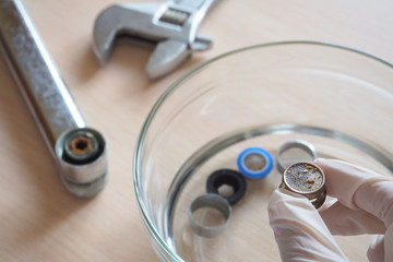 Cleaning of limescale on the filter of the crane at home using a cleaning solution. Vinegar etching limescale.