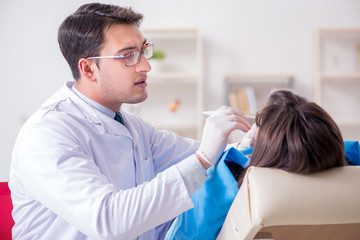 Obraz premium Patient visiting dentist for regular check-up and filling