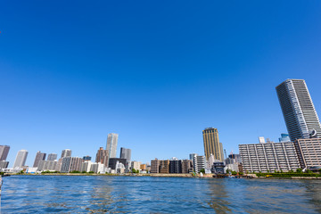 Fototapeta premium 隅田川沿いの高層マンション High-rise condominium in Tokyo