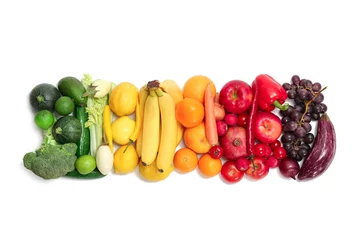Crédence de cuisine en verre imprimé Légumes Composition arc-en-ciel avec des légumes frais et des fruits sur fond blanc, mise à plat