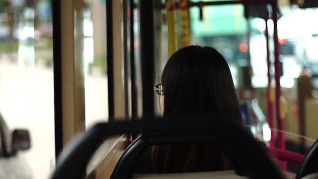 バスに乗っている人の後ろ姿