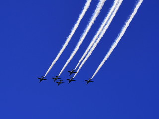 大空に曲技飛行するブルーインパルス