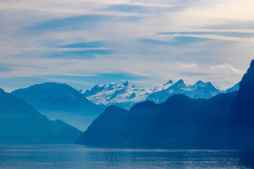 Fototapeta na wymiar スイスアルプスと湖　曇りの景色