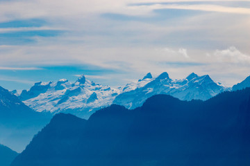 スイスアルプスと湖　曇りの景色