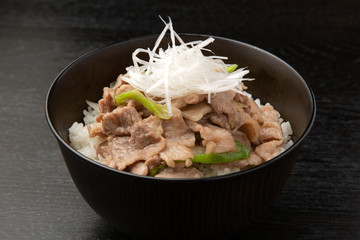 ネギ塩豚バラ丼