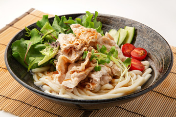胡麻ダレ冷しゃぶのサラダうどん