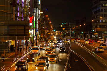 Fototapeta na wymiar 渋滞している都会の夜の車道