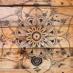Fototapeta na wymiar Mandala fleur sur bois