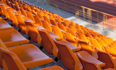 Fototapeta premium pomarańczowe siedzenie stadionu piłkarskiego