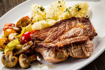 Grilled steak with mashed potatoes and vegetables 