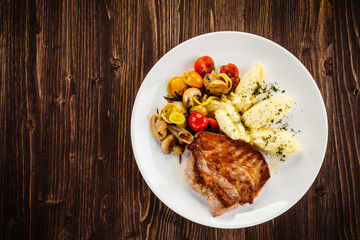 Grilled steak with mashed potatoes and vegetables 
