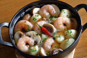エビとキノコのアヒージョ