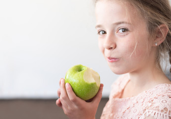 Mädchen isst einen Apfel
