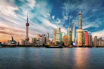 Poster Zonsondergang met wolkenformaties boven de skyline van Shanghai, China © moofushi