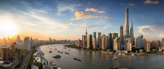 Panorama eines Sonnenunterganges hinter der modernen Skyline von Shanghai, China
