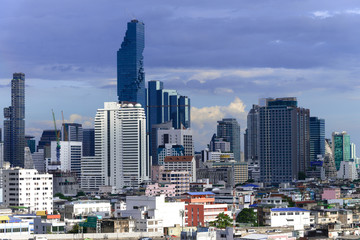 Fototapeta na wymiar cityscape of Bangkok city skyline with blue sky background, Bangkok city is modern metropolis of Thailand and favorite of tourists