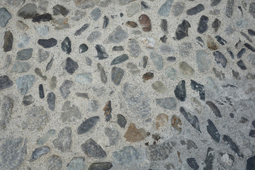 Steinmauer mit versciedenen Steinelementen in verschiedenen Farben und Formen