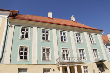 Fototapeta na wymiar Immeuble traditionnel de la ville basse à Tallinn, Estonie