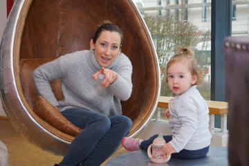 Studentin mit Kind in Studentenwohnheim