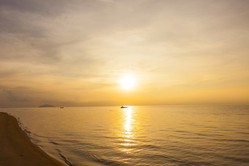 Obraz premium Sunrise on the sea, Son island, Kien Giang, Vietnam. View from Son island