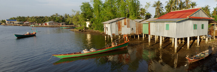 Fototapeta na wymiar Barques Kampot - Cambodge