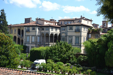 Fototapeta na wymiar italian house with arches and balcony