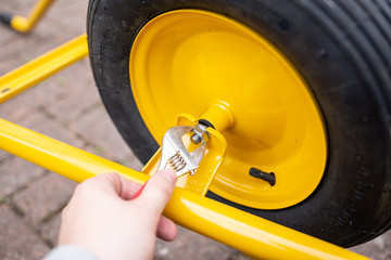 Reifen einer Schubkarre montieren