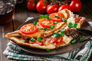 Omelette with bacon and tomatoes