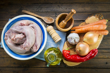 Lenguas de cerdo crudas e ingredientes para cocinarlas, carne blanca para una comida saludable.